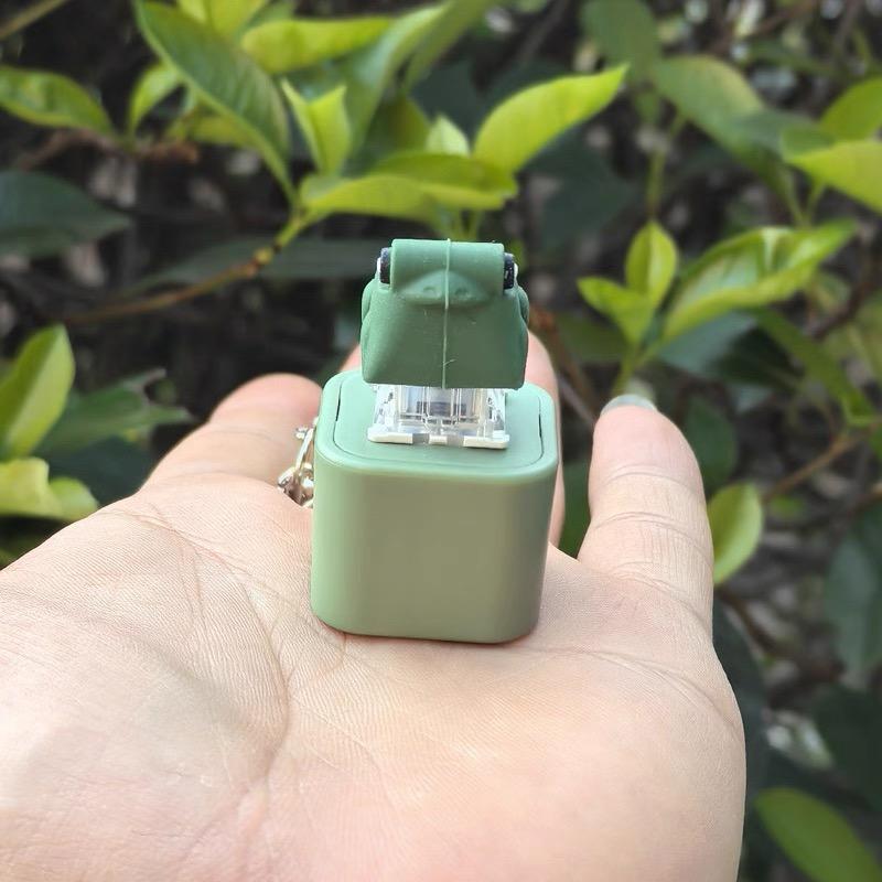 ⌨️🐸 Unleash the Fun! The Click 'n Croak Keychain Toy – Your Secret Signal for Adventure! 🐸⌨️